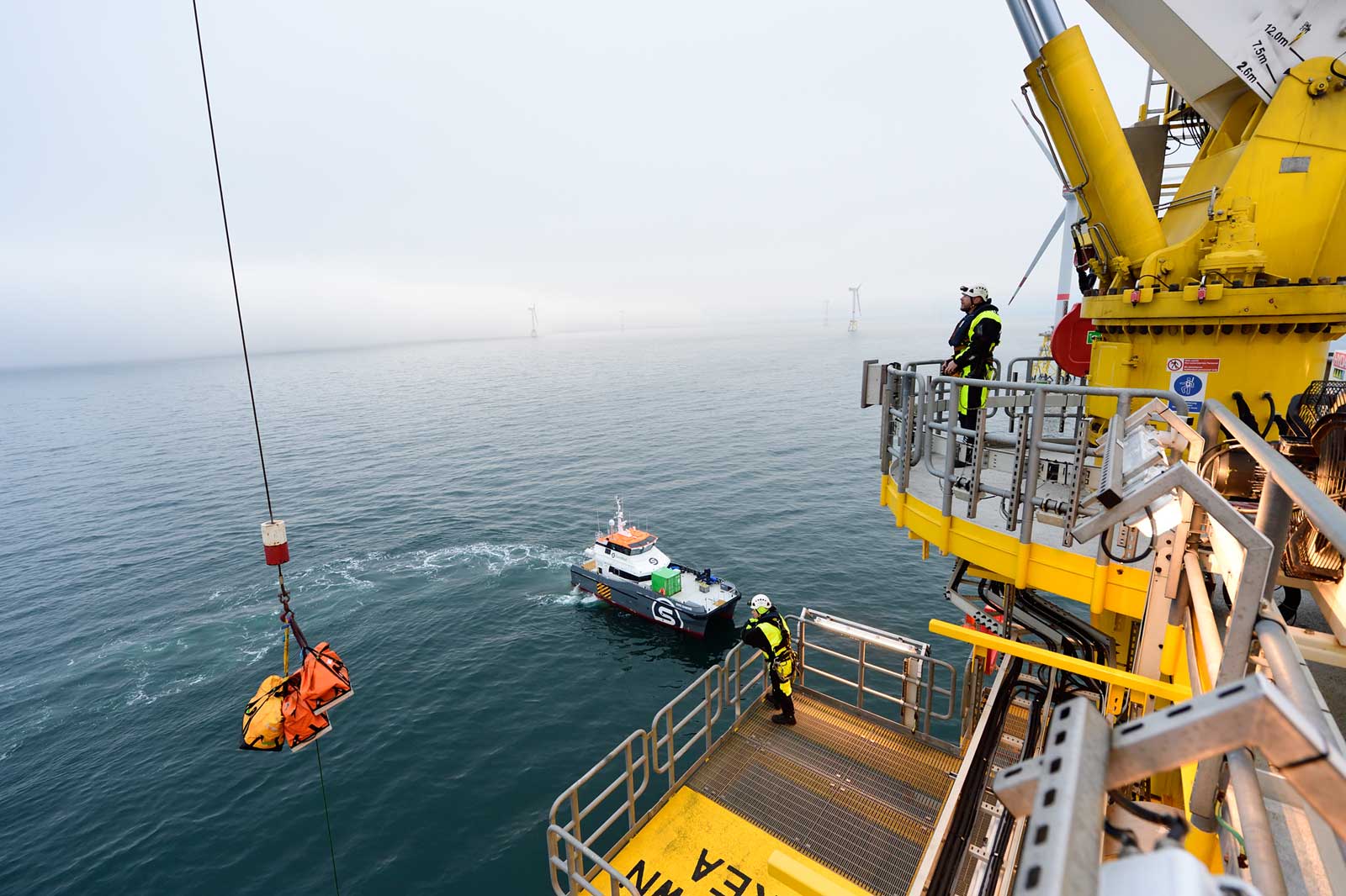 Wartungsarbeiten auf hoher See am Offshore Windpark Nordsee-Ost.